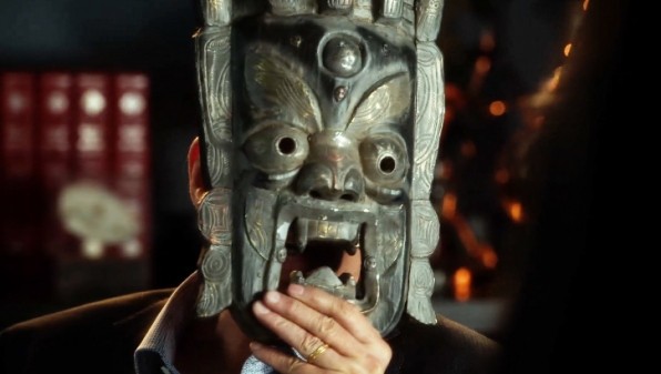 DB Russell (Ted Danson) derrière un masque
