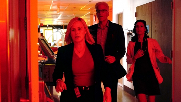 Avery Ryan (Patricia Arquette), DB Russell (Ted Danson) & Docteur Colleen Marks (Lauren Stamile)